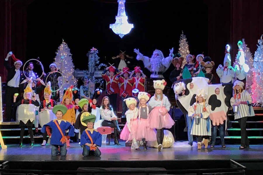 Santa was freezing in Fargo tonight but oh what fun he had on the stage telling the Twelve Days Of Christmas tale with all the sweet children at the Lorie Line show! That French Hen spoke such darling perfect French it melted our hearts. Merry Christmas one and all! 